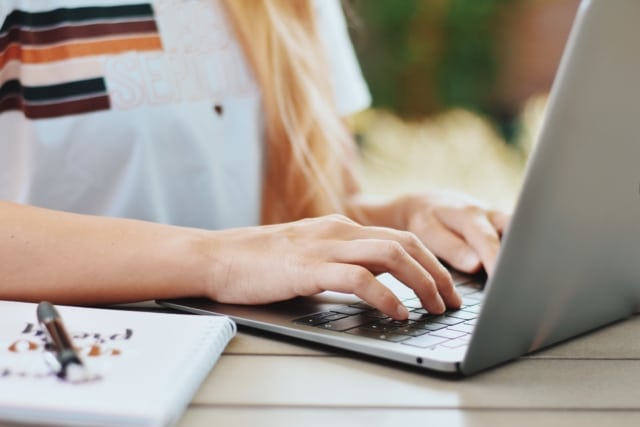 selective-focus-working-technology-young-woman-hands-home-laptop-laptop-details-computer-work_t20_Ozexeb-583