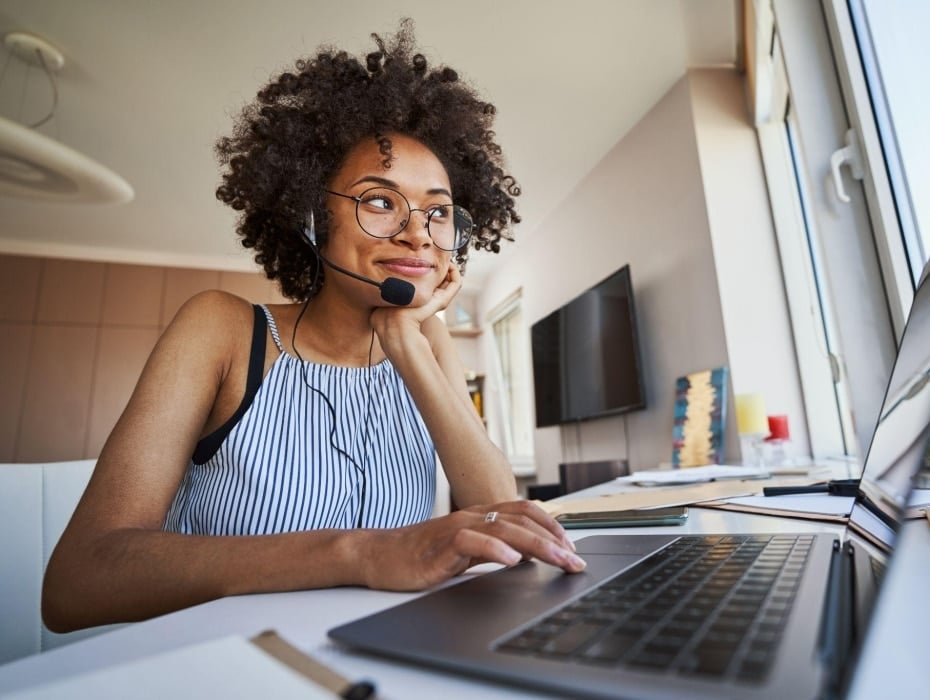 woman-at-her-desk-513