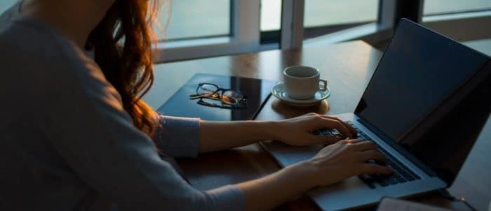 laptop_woman_coffee_glasses