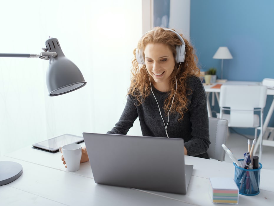 employee using call center technology